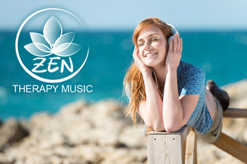 Jeune femme souriante écoutant une musique relaxante au casque audio